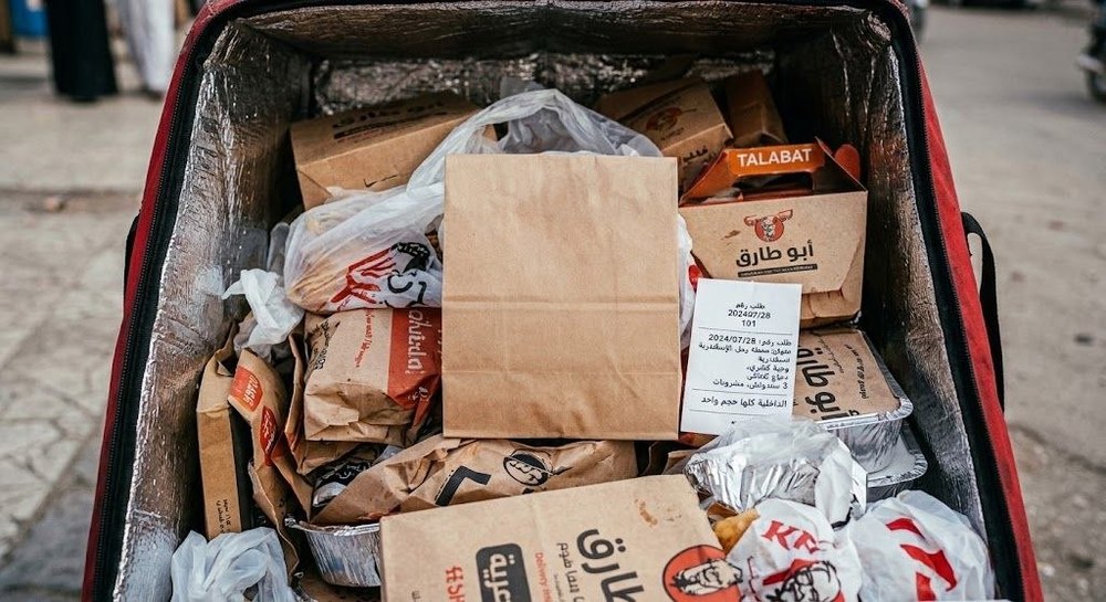 Close-up of multiple food orders sharing the same bag interior without separation